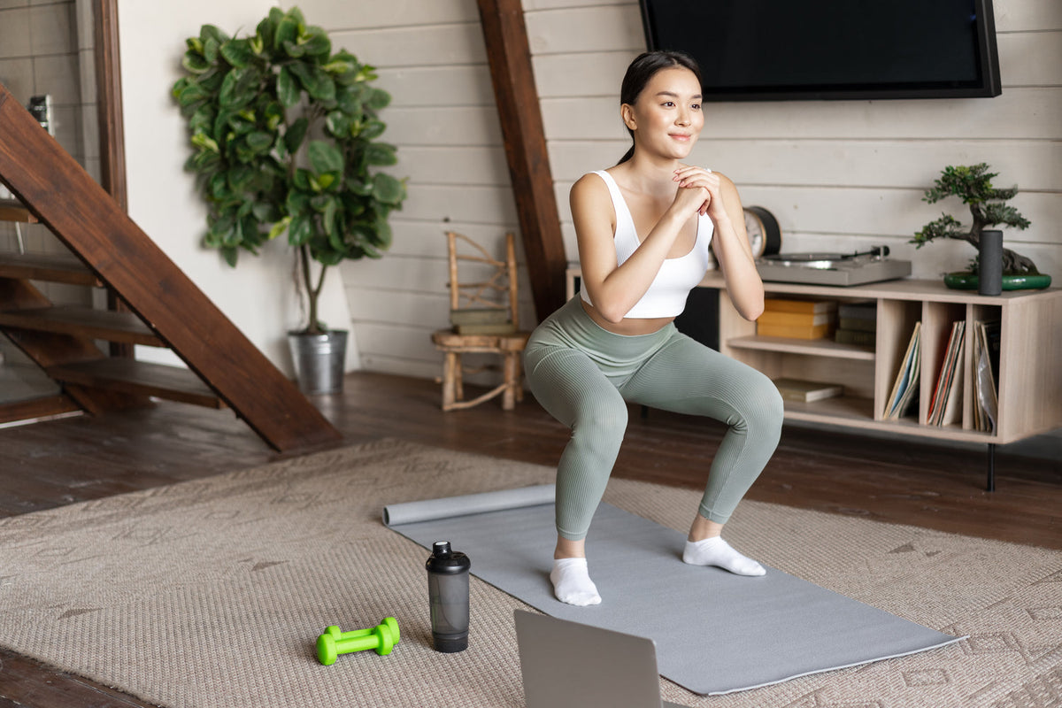 mulher praticando exercicios em casa treino de gluteos para fortalecer os musculos do bumbum