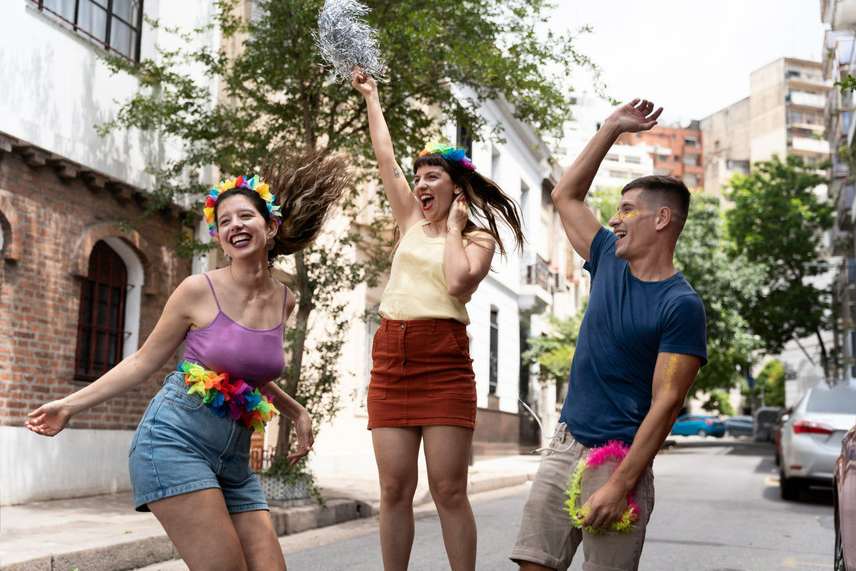 pessoas se divertindo e curtindo o carnaval com saude