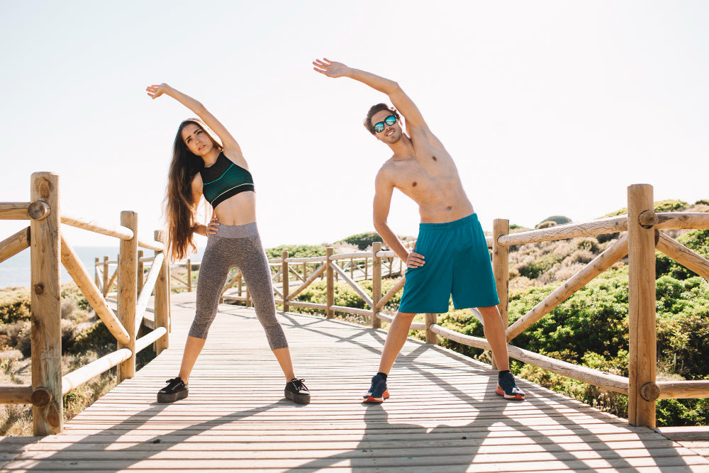 homem e mulher fazendo exercicios nas ferias