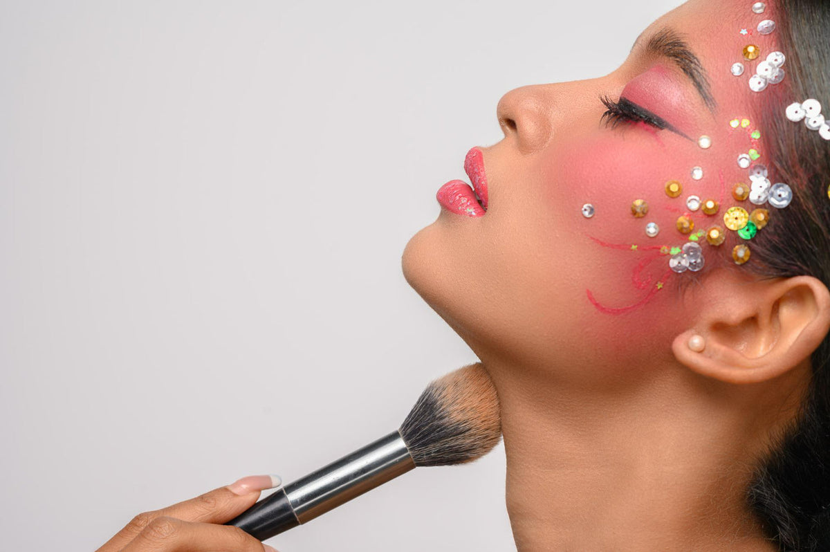 mulher usando make de carnaval e aproveitando dicas do blog desincha