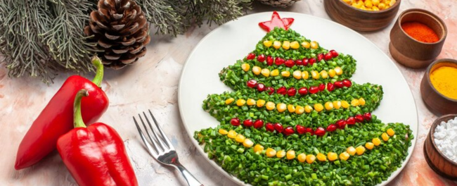 Imagem de prato com formato que lembra árvore de Natal para ilustrar dicas de receita vegana para o Natal
