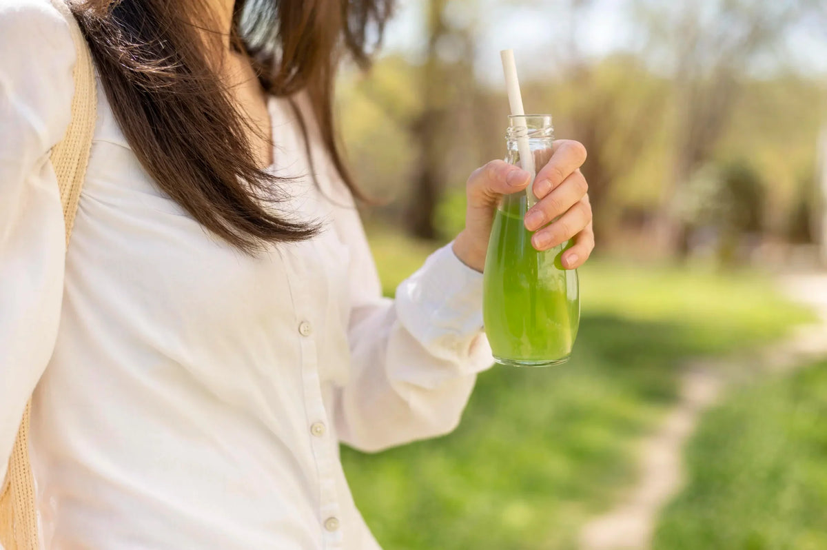 mulher bebendo bebida energético natural matcha chá verde
