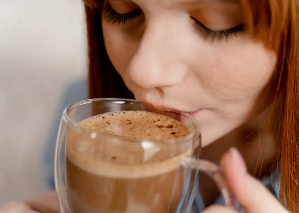 Mulher tomando um SuperCafé