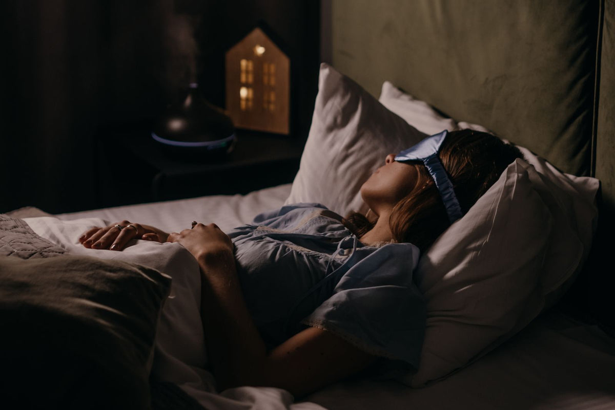 Mulher dormindo à noite – blog Desinchá