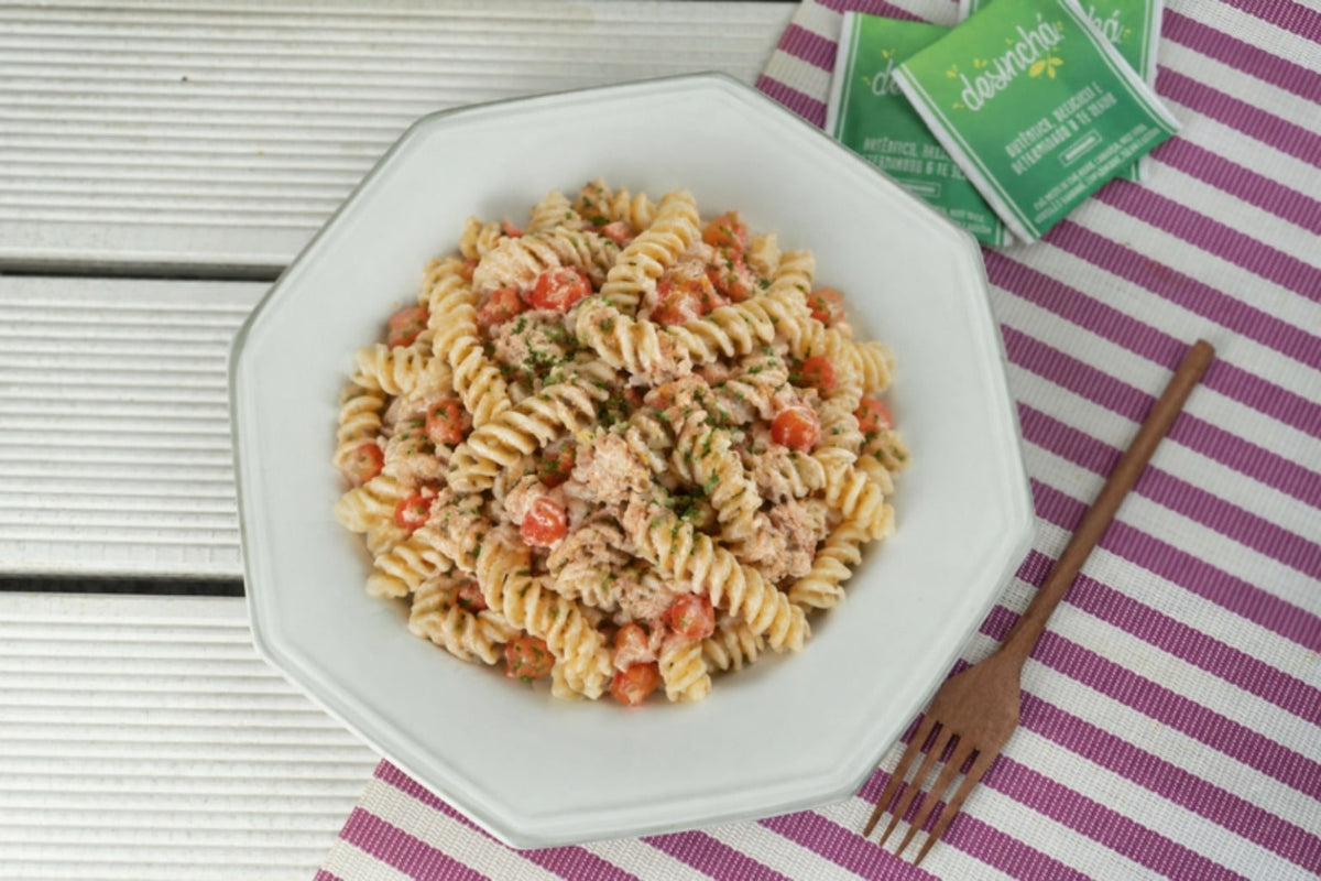 Macarrão parafuso com atum e tomate, com sachês Desinchá