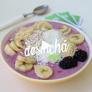 Smoothie Bowl de Banana com Amora e Desinchá