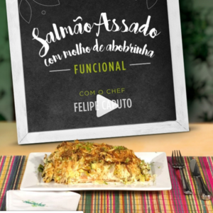 Salmão assado com molho de abobrinha e alho poró