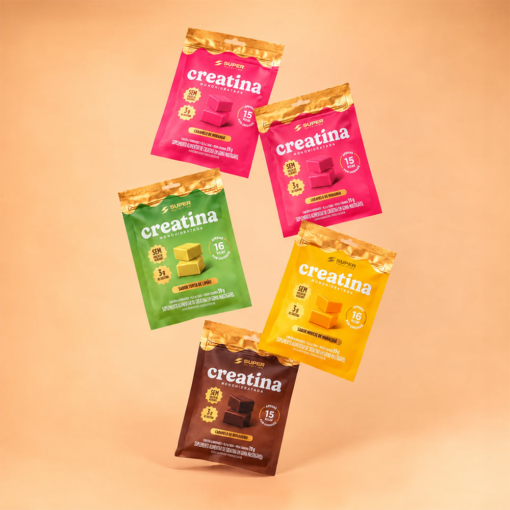 Pacotes de caramelo de creatina Super Nutrition com sabores variados sobre fundo bege.