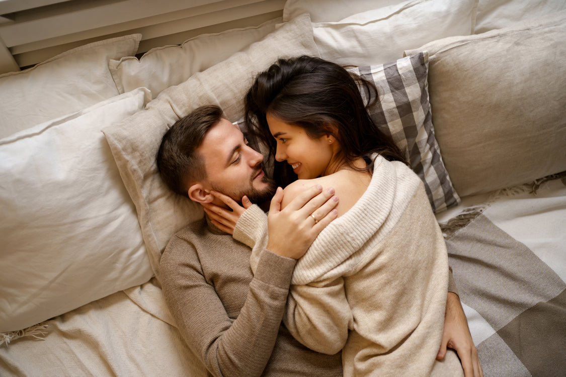 casal em momento de intimidade aproveitando os beneficios do sexo