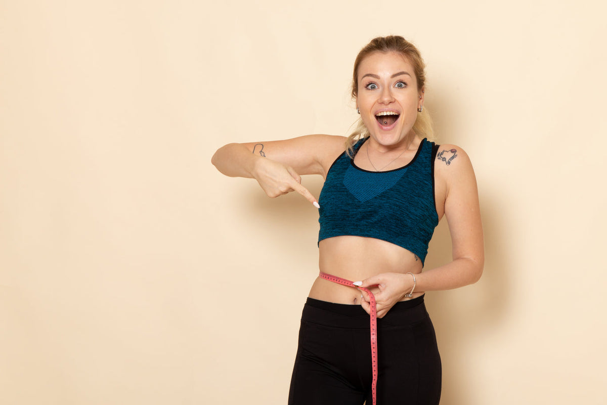 mulher diminuindo a barriga e emagrecendo
