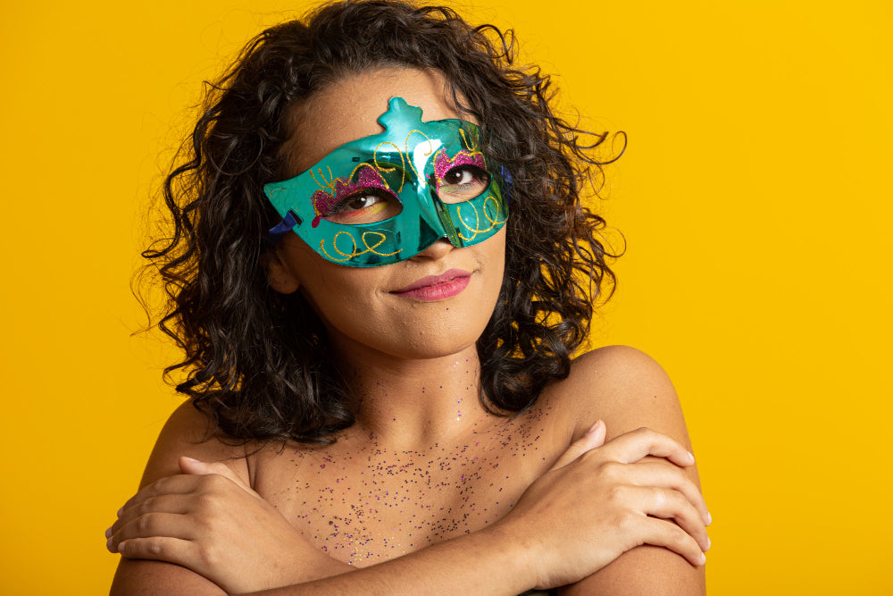 carnaval-brasileiro-jovem-mulher-fantasiada-aproveitando-a-festa-de-carnaval praticando as dicas de como cuidar da pele no carnaval
