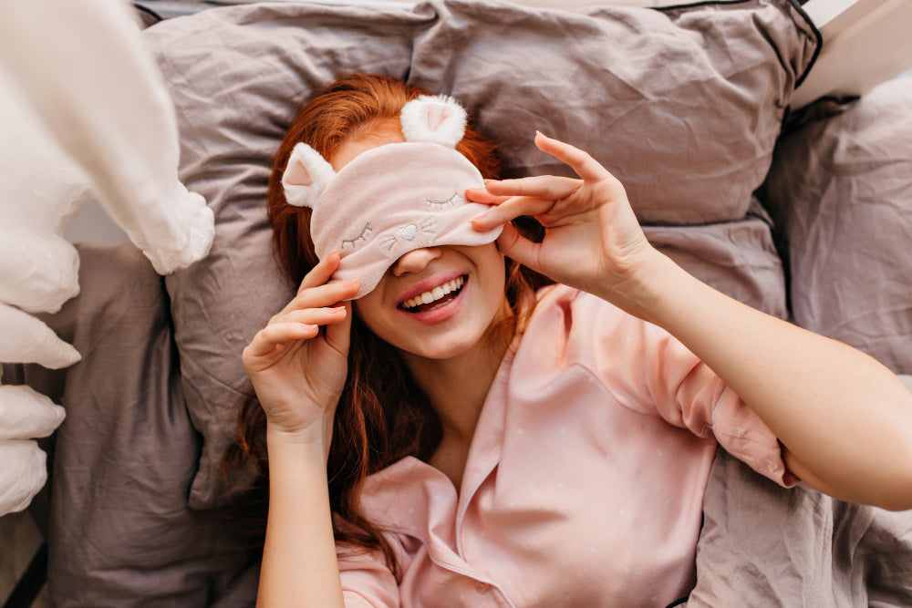 jovem deitada na cama se preparando para dormir