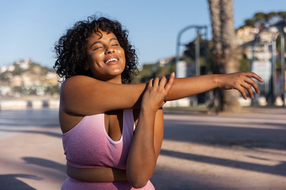 mulher se alongando com roupas de ginástica ao ar livre seguindo dicas de como cuidar do corpo