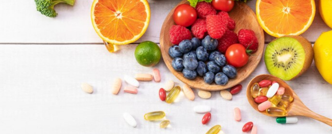 Frutas e capsula de vitaminas para o próximo ano