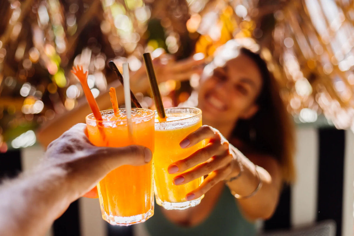 dois amigos brindando com bebida para levar para o carnaval