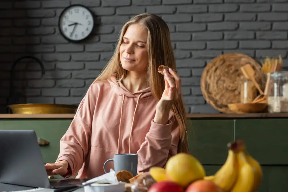 mulher comendo os alimentos que aliviam o estresse