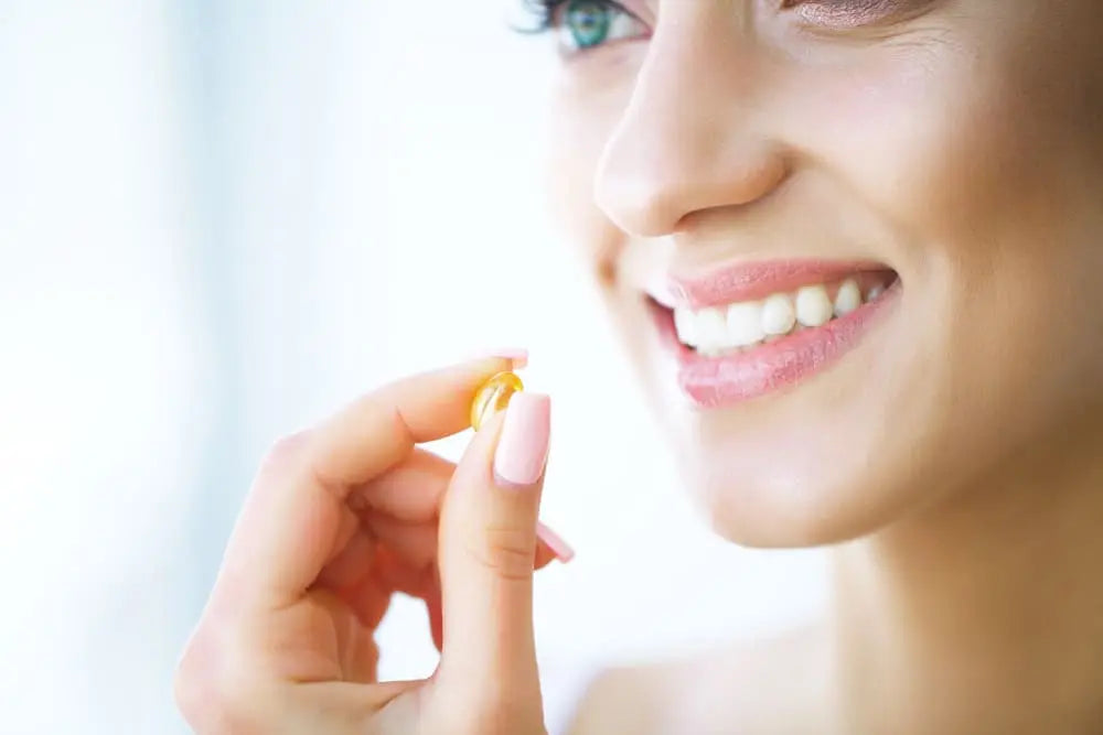 Mulher tomando suplementação de vitamina D