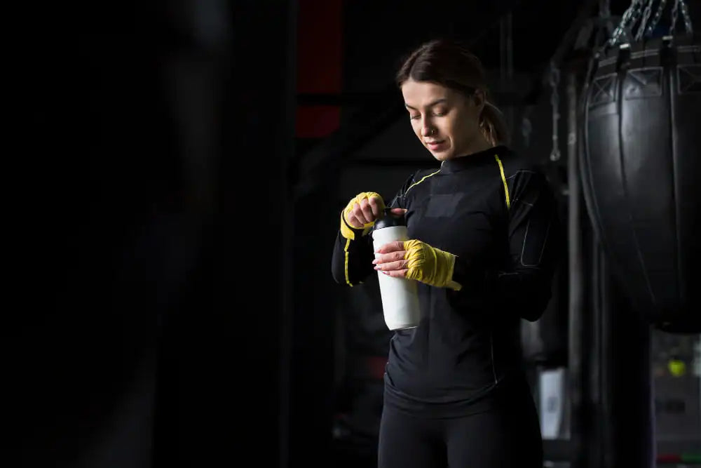 Mulher tomando suplemento energético para atletas