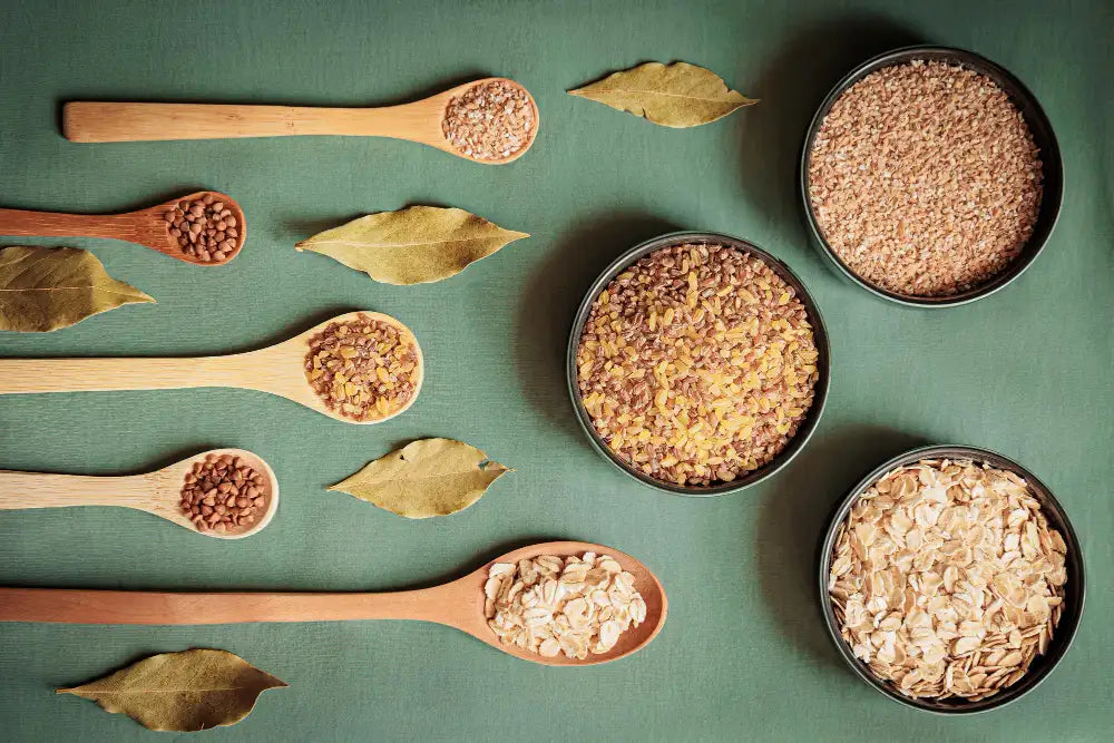 Potes e colheres com cereais característicos da dieta macrobiótica