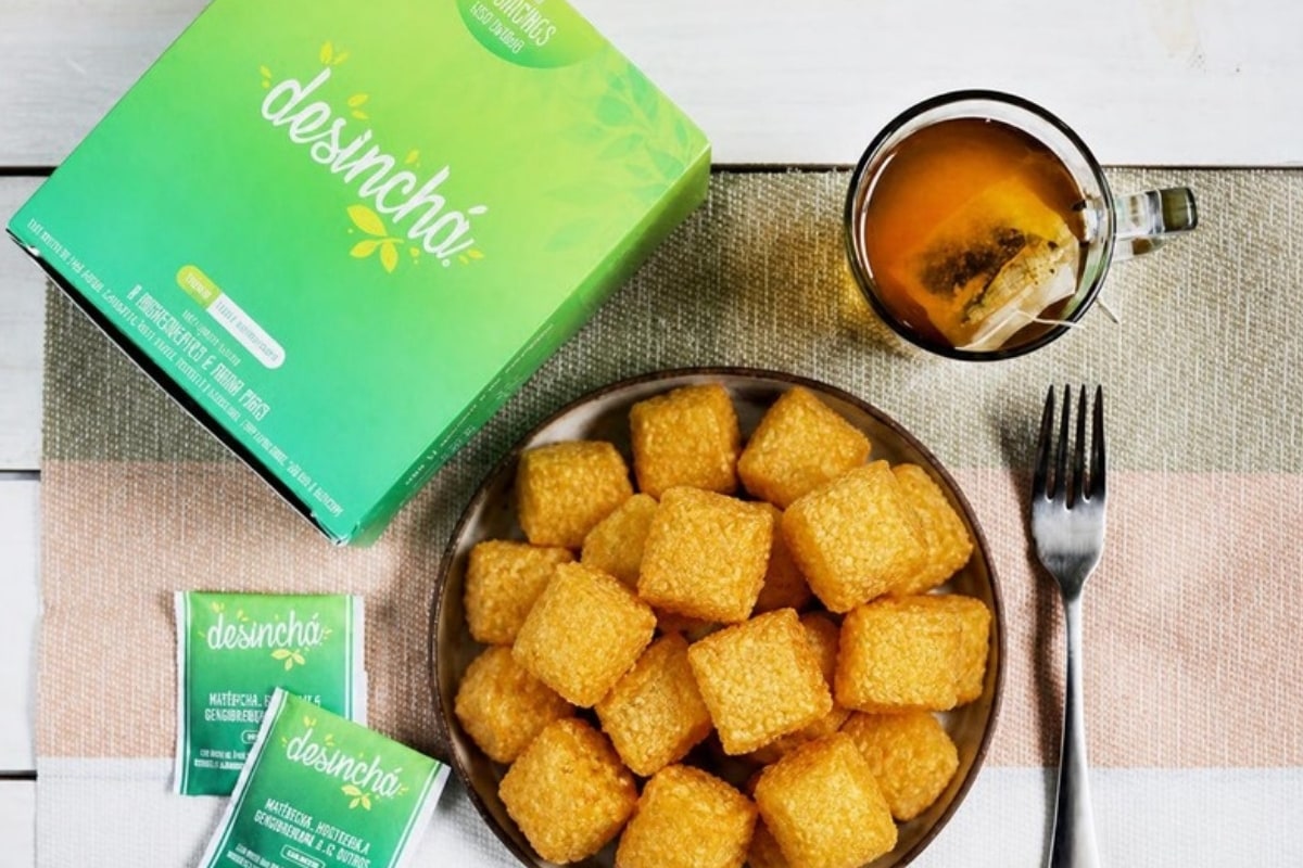 Dadinhos de tapioca com geleia de pimenta, chá e sachês Desinchá