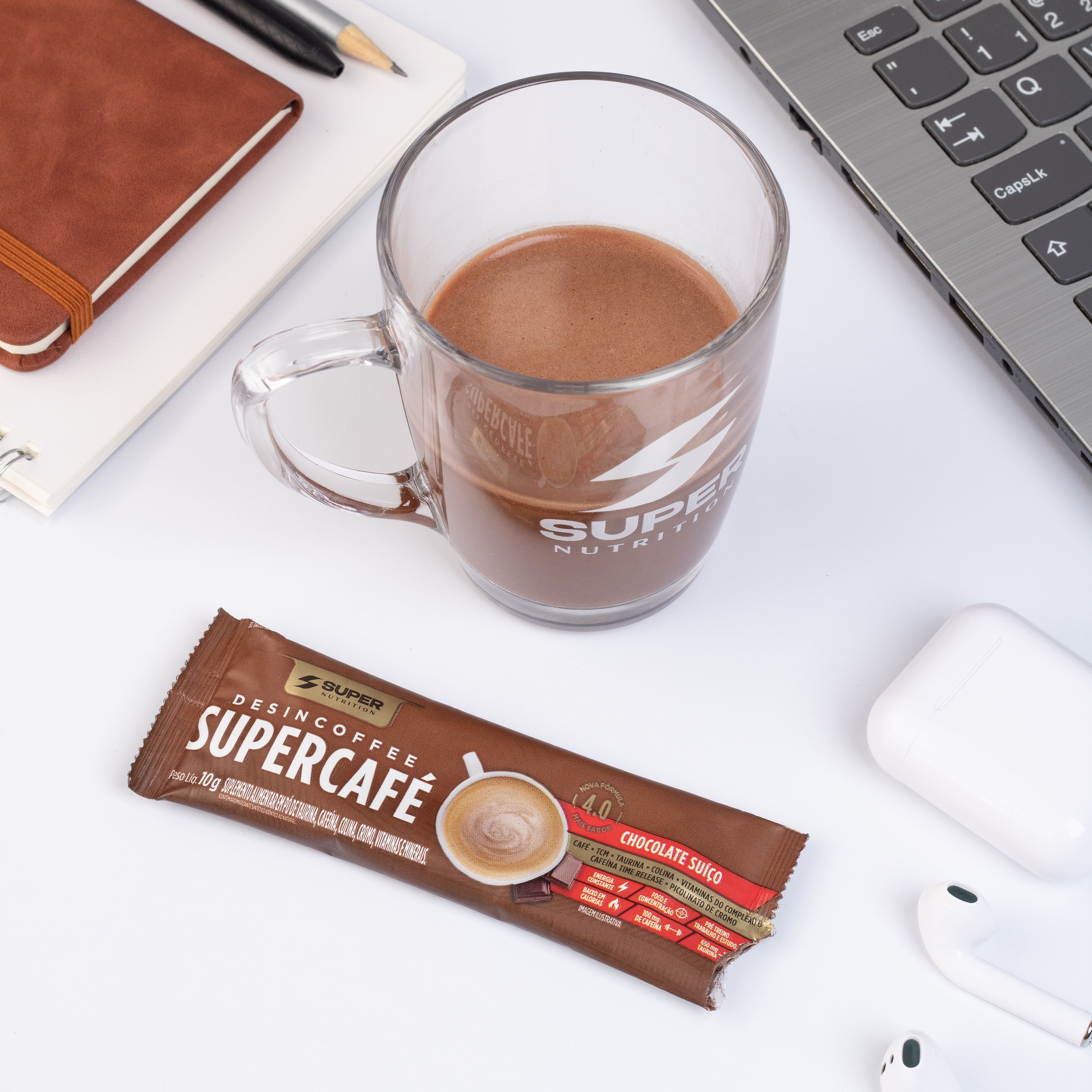 Caneca transparente com Desincoffee Supercafé sabor chocolate suíço e embalagem de stick ao lado