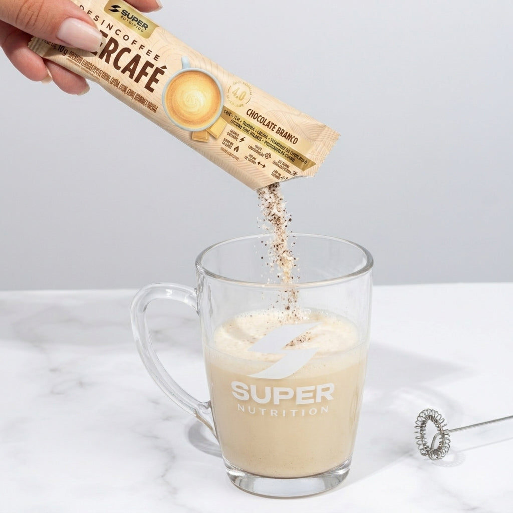 Stick de Desincoffee Supercafé sabor cholocate branco sendo adicionado numa caneca transparente