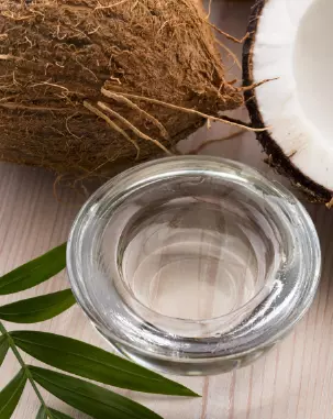 Um pouco de água de coco que atua como um hidratante de origem natural, devolvendo a água para a pele e prolongando a hidratação