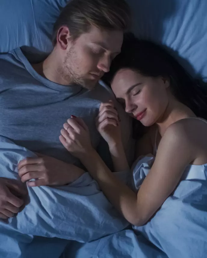 Casal tendo uma noite de sono tranquila