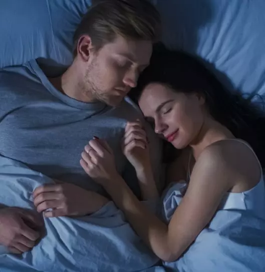 Casal tendo uma noite de sono tranquila