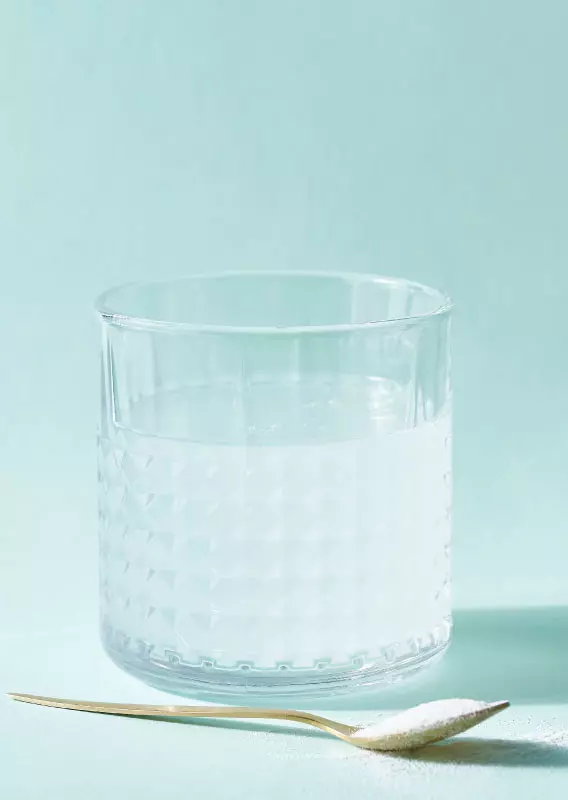 Copo de água com colágeno hidrolisado em pó de sabor neutro pronto para beber