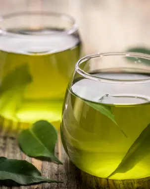 Dois copos de chá verde que aumentam as fibras de colágeno e promovem firmeza e elasticidade da pele