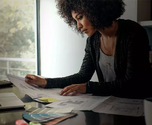 Mulher concentrada no trabalho