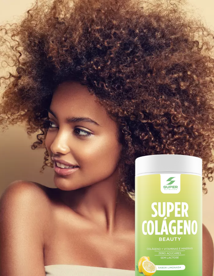 Mulher sorrindo após tomar o Collagen Beauty com verisol, sabor limonada da Desinchá