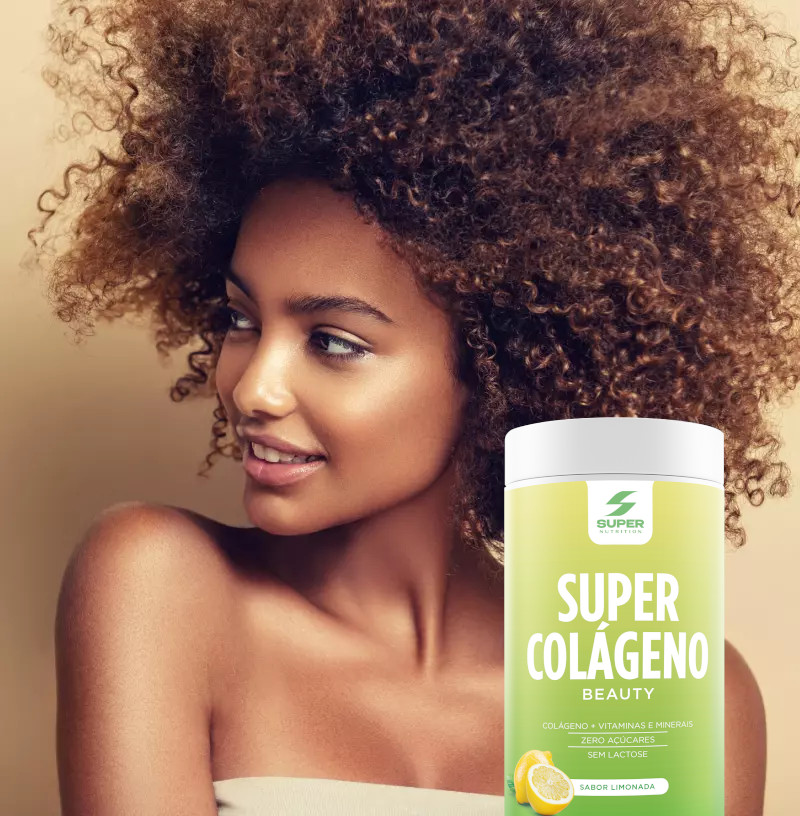 Mulher sorrindo após tomar o Collagen Beauty com verisol, sabor limonada da Desinchá