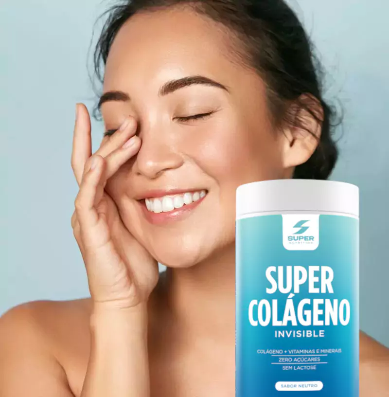 Mulher sorrindo após tomar colágeno hidrolisado em pó com a ilustração da embalagem de Collagen Invisible da Desinchá