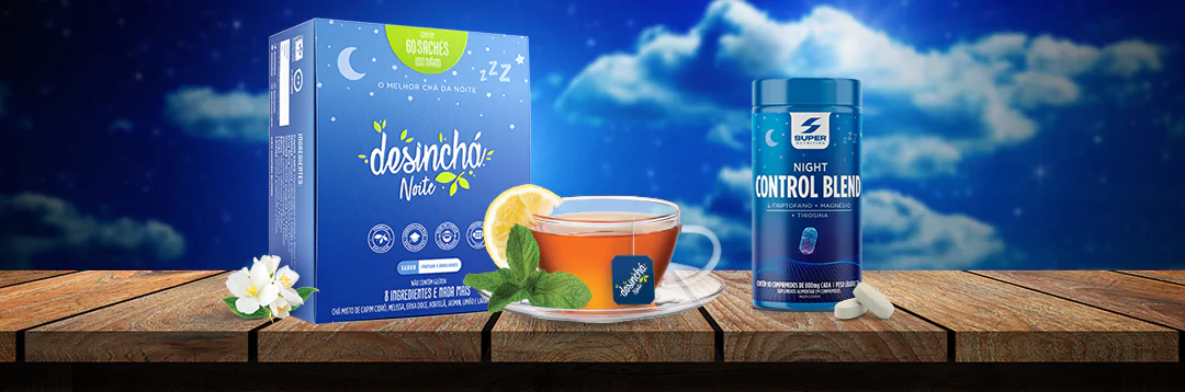 Caixa com 60 sachês de Desinchá Noite ao lado de uma xícara com o chá quentinho e uma embalagem de Night Control Blend